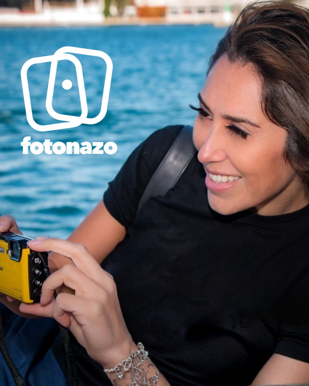 Fotógrafa del carrete con su cámara junto al mar